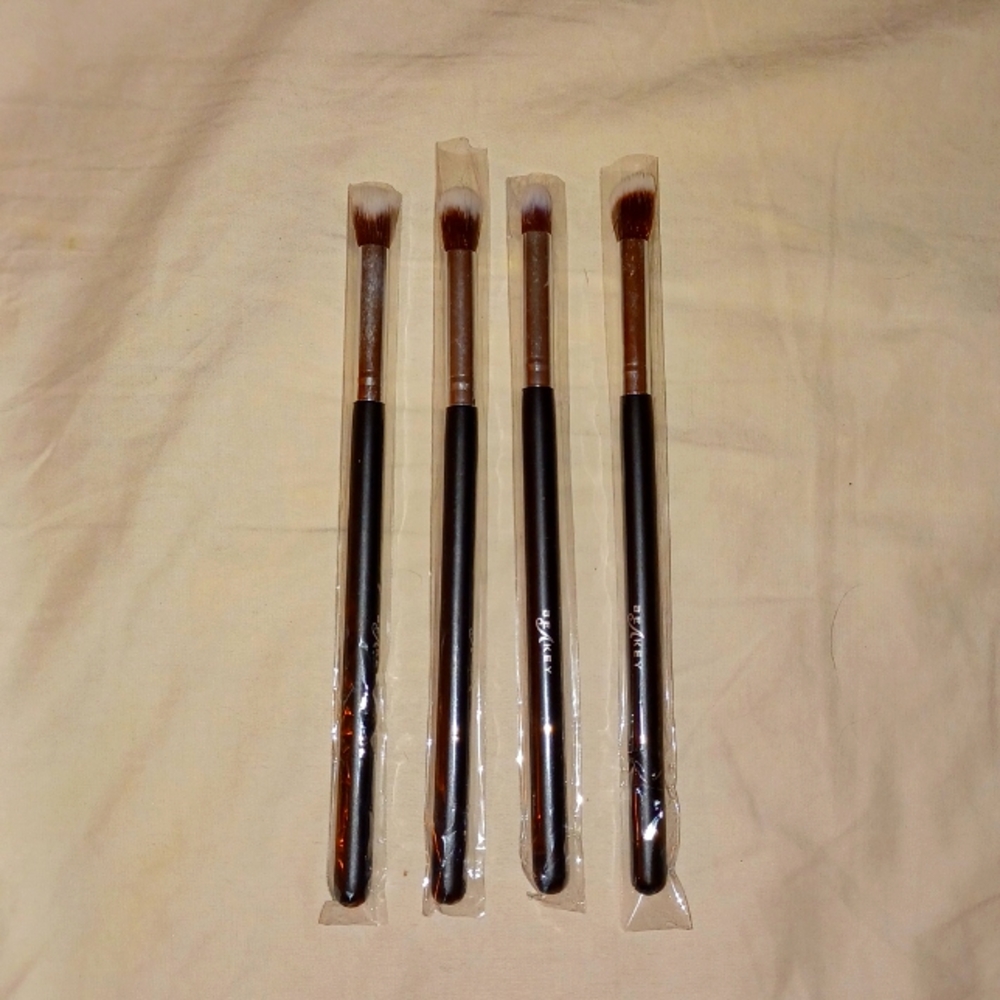 Set of 4 BeAKey makeup brushes